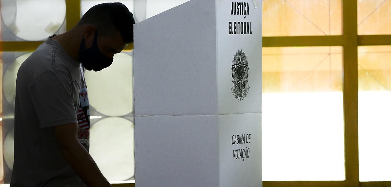 Eleitores vão ás urnas para as eleições municipais 2020.