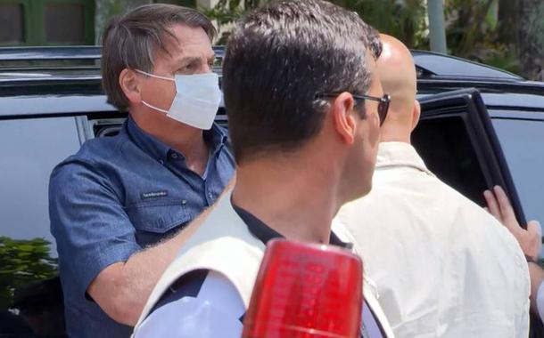Jair Bolsonaro chega para votar