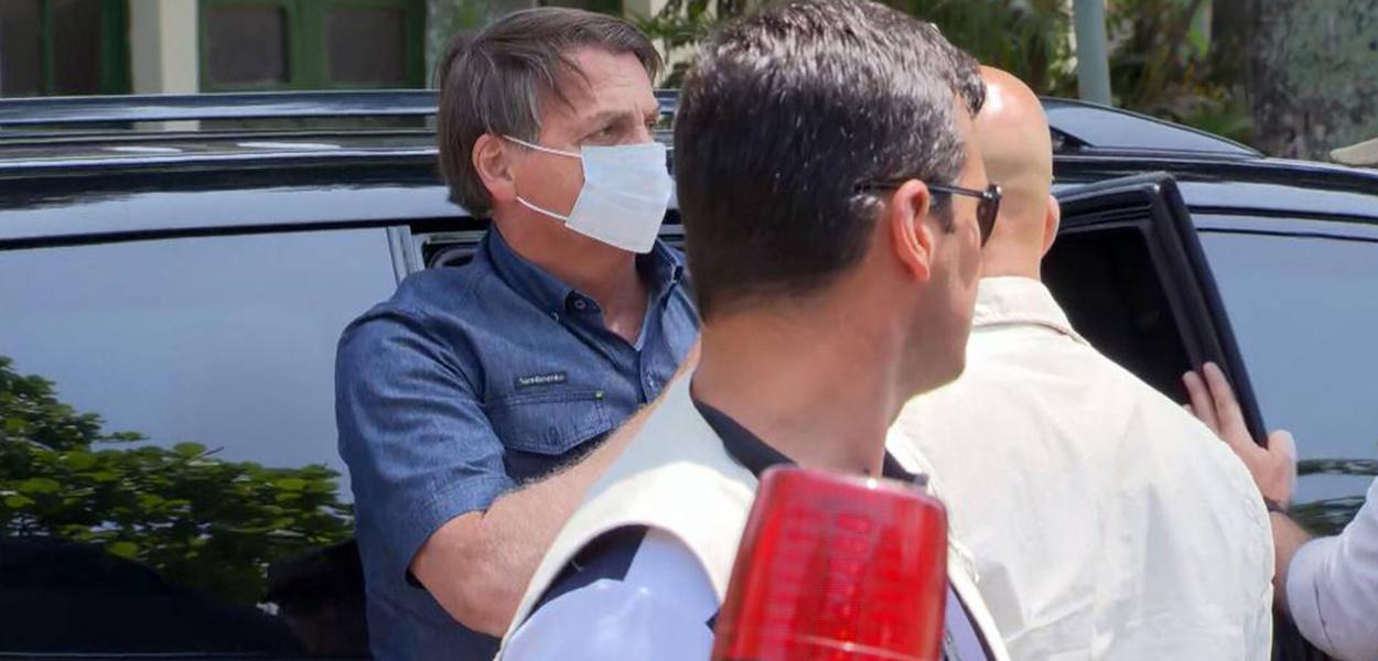 Jair Bolsonaro chega para votar