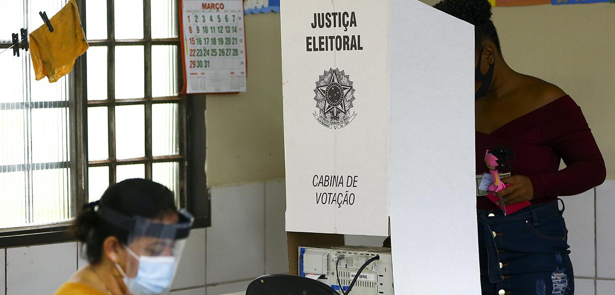 Eleitores vão ás urnas para as eleições municipais 2020.