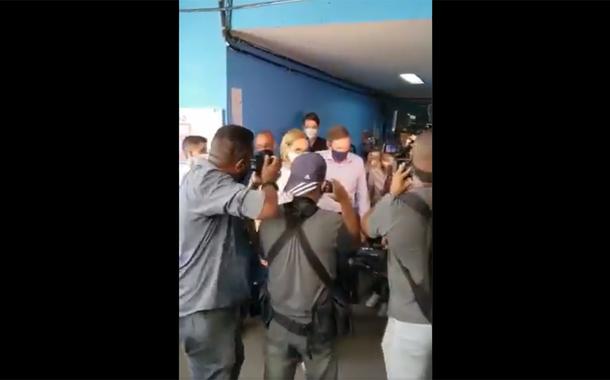 Marcelo Crivella de máscara azul