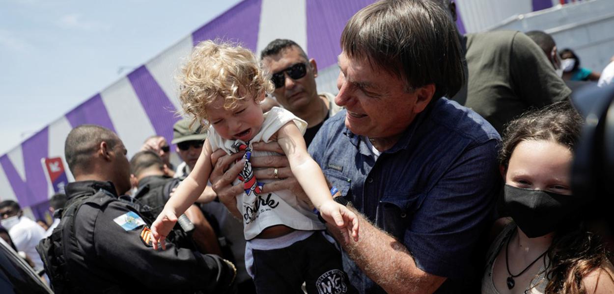 Jair Bolsonaro causa aglomeração em meio à pandemia