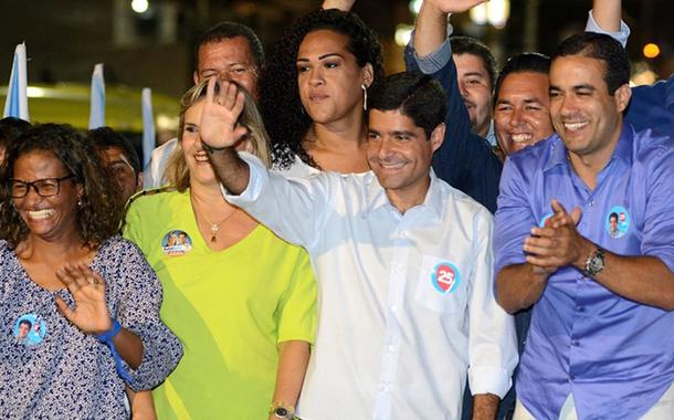 Candidato Bruno Reis (de azul) ao lado do prefeito ACM Neto, ambos filiados ao DEM