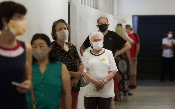 Erundina, 85 anos, espera na fila para votar