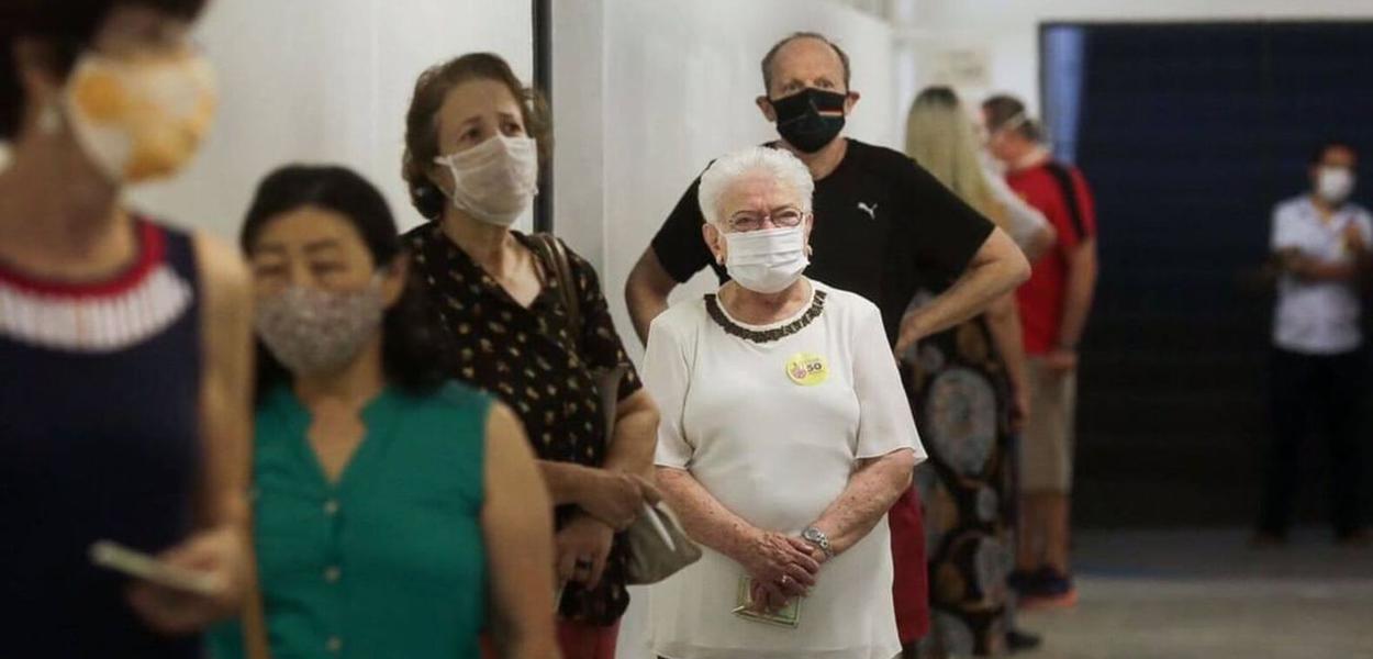 Erundina, 85 anos, espera na fila para votar