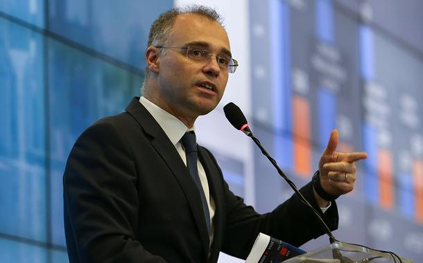 Ministro da Justiça, André Mendonca, fala à imprensa no Centro Integrado de Comando e Controle (CICN). 15/11/2020