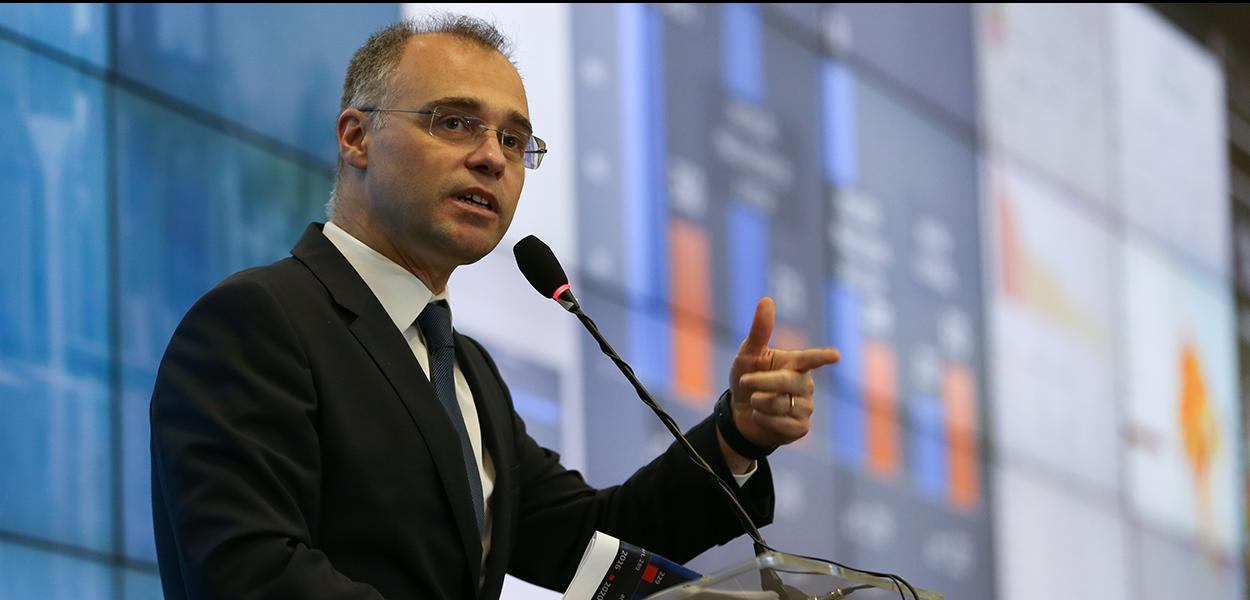Ministro da Justiça, André Mendonca, fala à imprensa no Centro Integrado de Comando e Controle (CICN). 15/11/2020