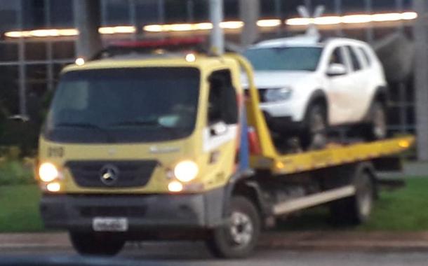 Carro invade espelho d'água do Ministério da Justiça, em Brasília