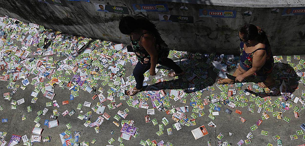 Moradores da Rocinha votam nas seções eleitorais