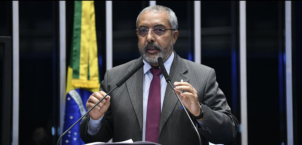 Em discurso, à tribuna, senador Paulo Paim.