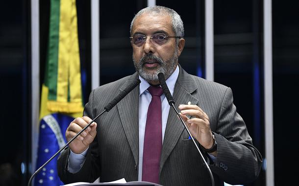 Em discurso, à tribuna, senador Paulo Paim.