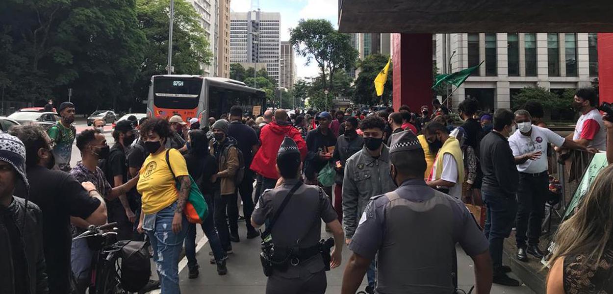 Manifestantes no vão livre do MASP contra o racismo e o assassinato de homem negro por dois seguranças Carrefour