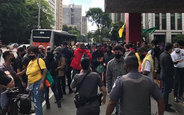 Manifestantes no vão livre do MASP contra o racismo e o assassinato de homem negro por dois seguranças Carrefour
