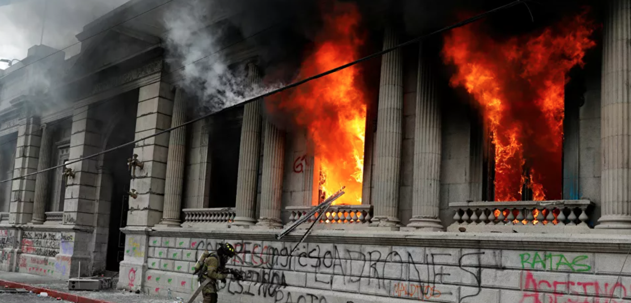 Manifestantes guatemaltecos incendiaram dependências do Congresso e exigem renúncia do presidente da República