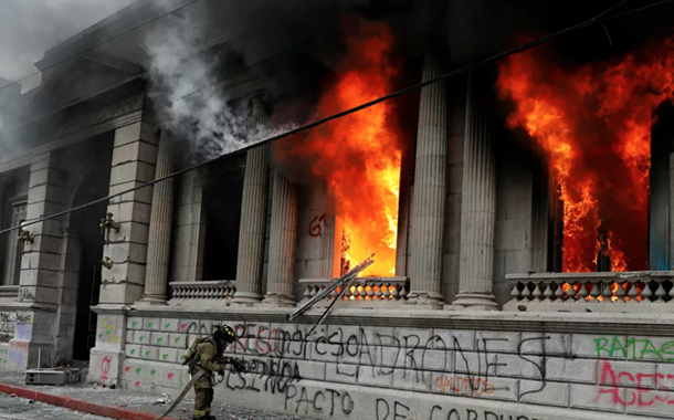 Manifestantes guatemaltecos incendiaram dependências do Congresso e exigem renúncia do presidente da República
