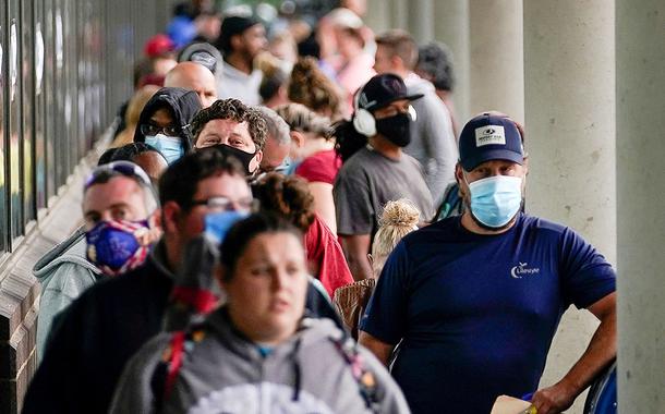 Centenas de pessoas na fila diante do Centro de Carreiras de Kentucky, esperando entrega de benefícios a desempregados.