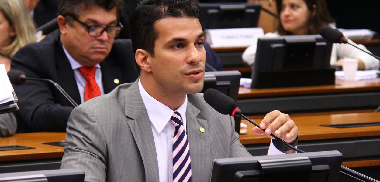 Reportagem do Bom Dia Brasil desta quarta-feira, 23, mostrou casos de deputados federais que utilizam dinheiro destinar a custear o exercício exclusivo da atividade parlamentar para outras finalidades não permitidas pela legislação; do Tocantins, o deputado federal Irajá Abreu (PSD) foi acusado de ter utilizado a verba indenizatória para pagar despesas do diretório estadual do PSD, partido que ele preside no estado; "A gente identificou na sua prestação de contas o pagamento de R$ 50.523 para o diretório estadual em Palmas", afirmou ao deputado o repórter Chico Regueira; Irajá negou que utilize dinheiro destinado ao seu mandato para pagar despesas do PSD; "São estruturas distintas e cada uma paga a sua parte"