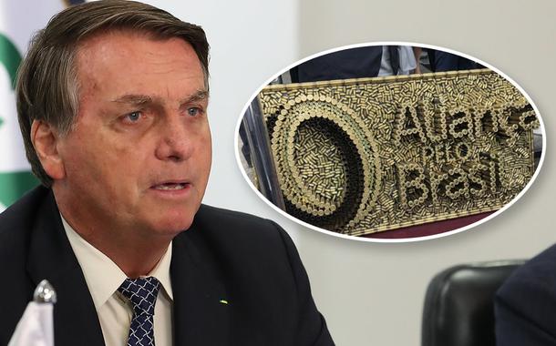 Bolsonaro e placa do partido feita de munição