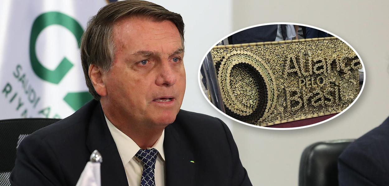 Bolsonaro e placa do partido feita de munição