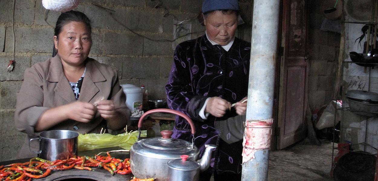 Yang Hechun, moradora da vila chinesa de Yangchang na empobrecida província de Guizhou prepara almoço em sua casa