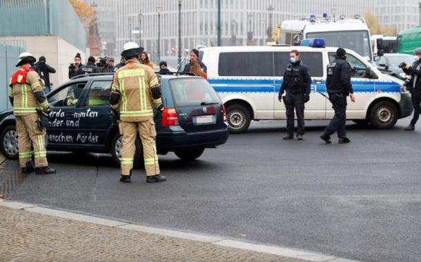 Carro atinge portão de prédio onde está gabinete de Angela Merkel, em Berlim, Alemanha