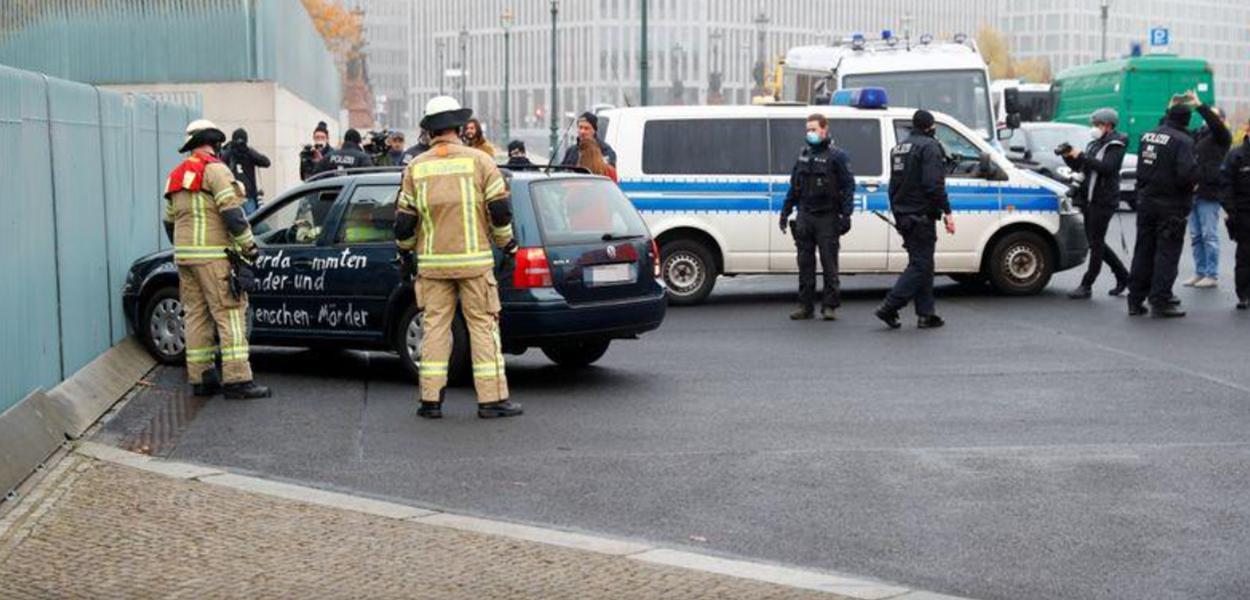 Carro atinge portão de prédio onde está gabinete de Angela Merkel, em Berlim, Alemanha