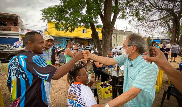 Elói Pietá com apoiadores (Divulgação)