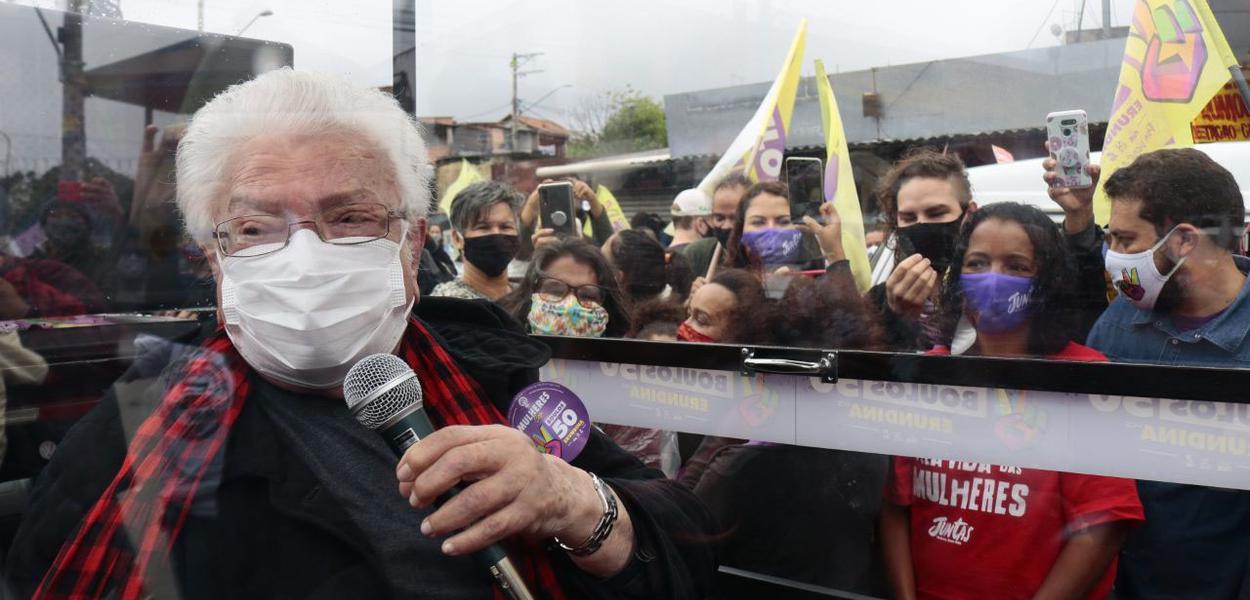 São Paulo SP 31 10 2020- Luiza Erundina e Boulos em campanha aqui no Grajaú, Zona Sul, a 26 km da Praça da Sé.  militância empolgou de vez e nem a LuizaErundina conseguiu ficar em casa.foto Twitter
