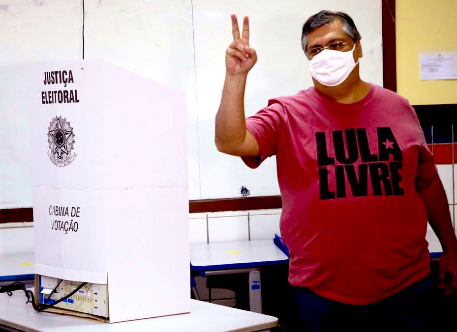 Flávio Dino votando com camiseta Lula Livre; Reprodução/Twitter