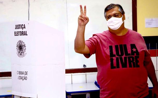 Flávio Dino votando com camiseta Lula Livre; Reprodução/Twitter