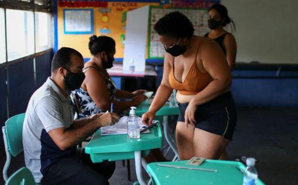 Mulher chega para votar em escola no Rio de Janeiro