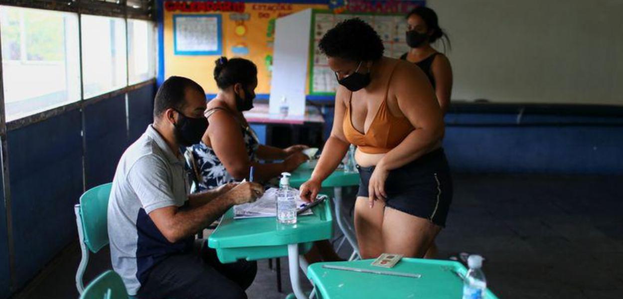 Mulher chega para votar em escola no Rio de Janeiro