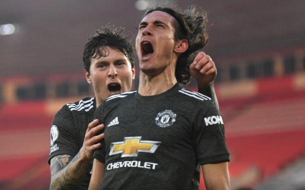 Cavani comemora gol do Manchester United ao lado do companheiro Lindelof