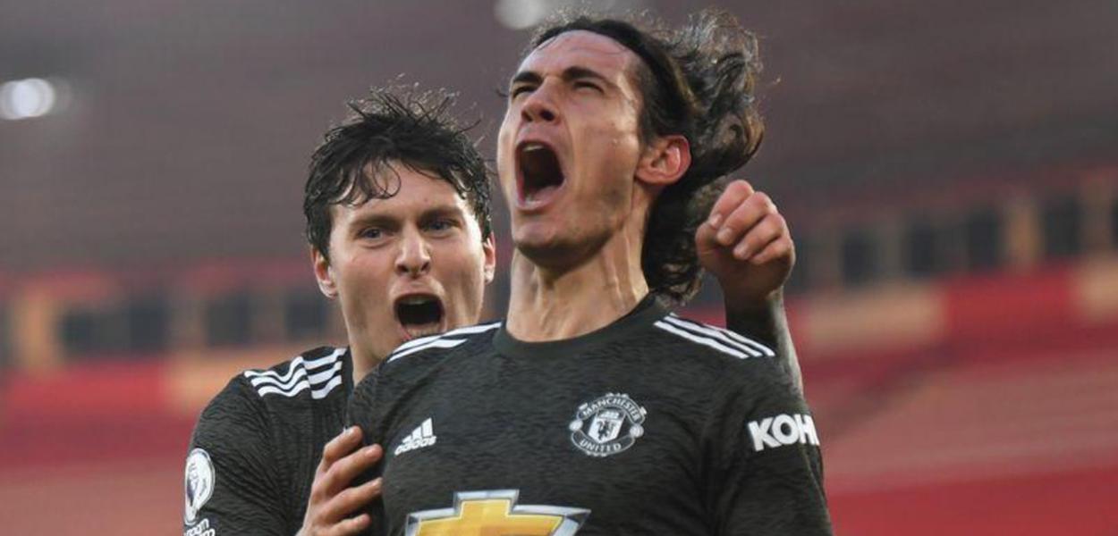 Cavani comemora gol do Manchester United ao lado do companheiro Lindelof