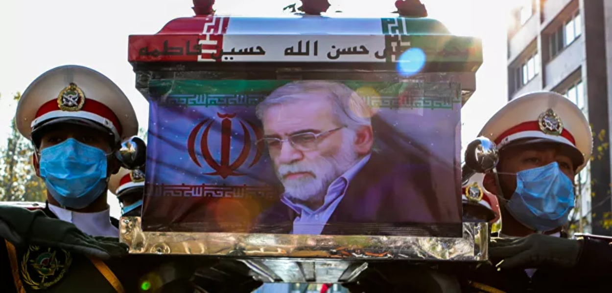 Membros das forças iranianas levam o caixão do cientista nuclear iraniano Mohsen Fakhrizadeh-Mahabadi durante a cerimônia fúnebre em Teerã