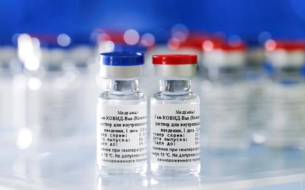 Foto de divulgação fornecida pelo Fundo de Investimento Direto Russo com frascos de vacina contra a Covid-19 desenvolvida por um laboratório russo, em Moscou