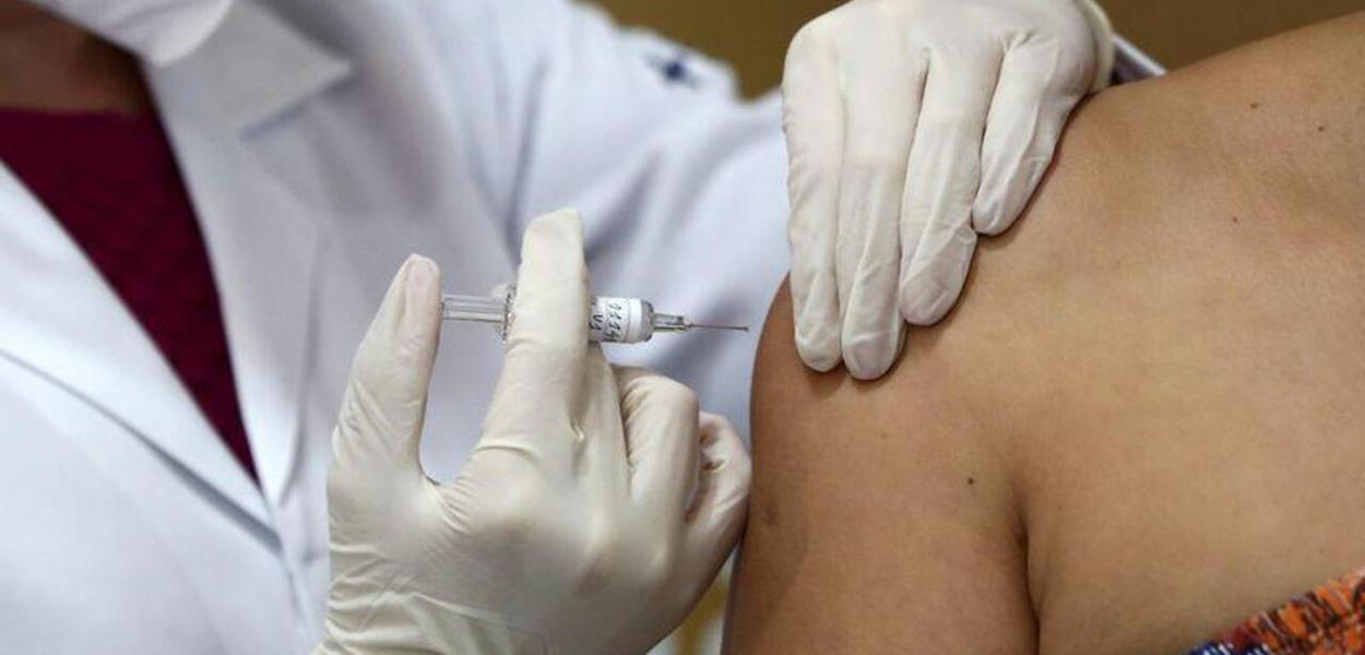 Voluntária recebe dose em teste da CoronaVac, em hospital em Porto Alegre 08/08/2020