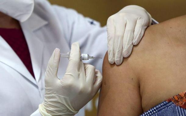 Voluntária recebe dose em teste da CoronaVac, em hospital em Porto Alegre 08/08/2020