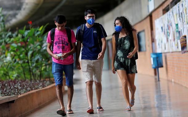 Estudantes usam máscaras de proteção nos corredores da Universidade de Brasília (UNB).