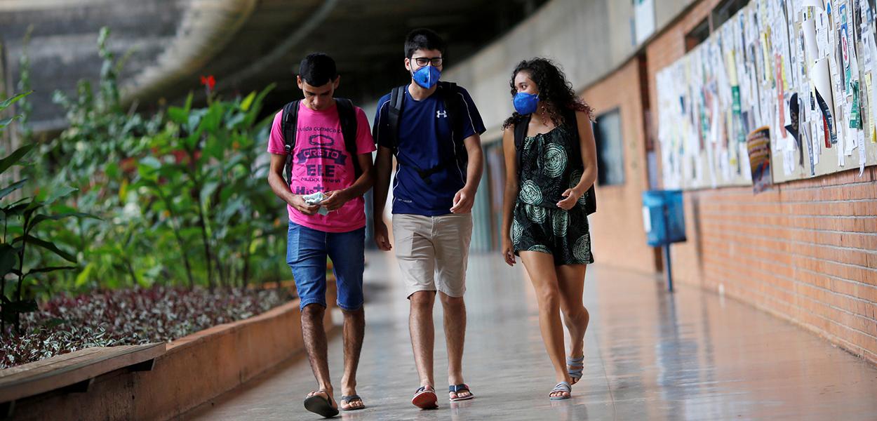 Estudantes usam máscaras de proteção nos corredores da Universidade de Brasília (UNB).