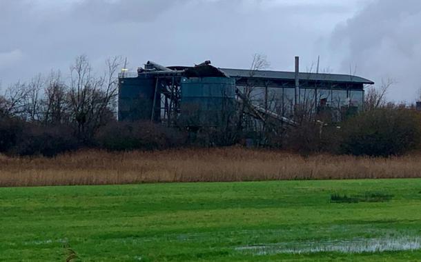 Galpão perto de Bristol, na Inglaterra, ficou parcialmente destruído após explosão desta quinta-feira (3)