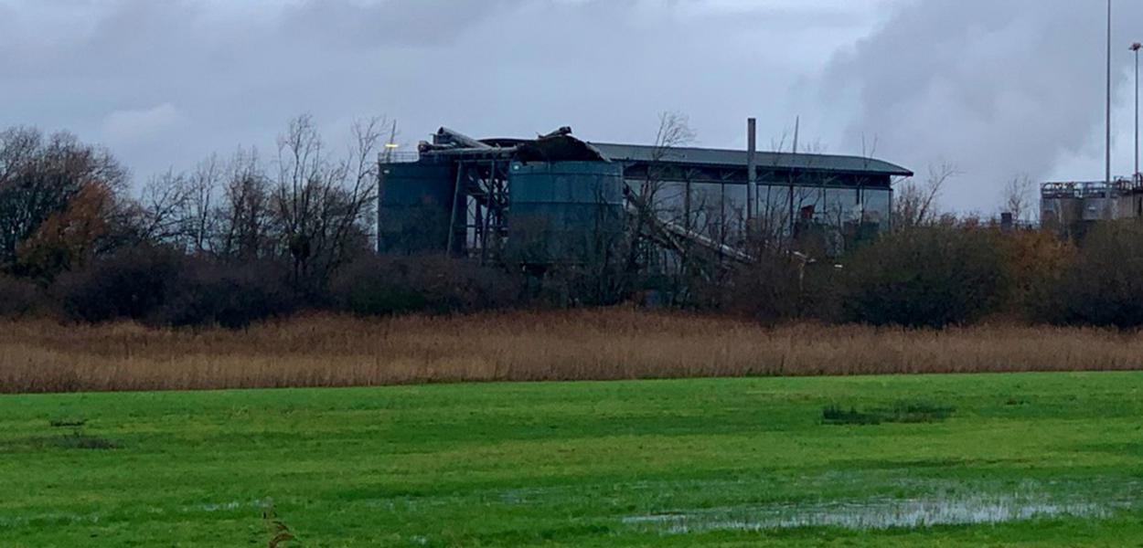 Galpão perto de Bristol, na Inglaterra, ficou parcialmente destruído após explosão desta quinta-feira (3)