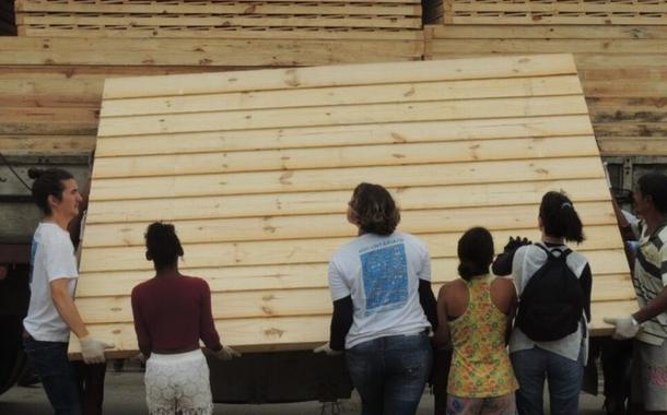 Voluntários da ONG Teto Brasil