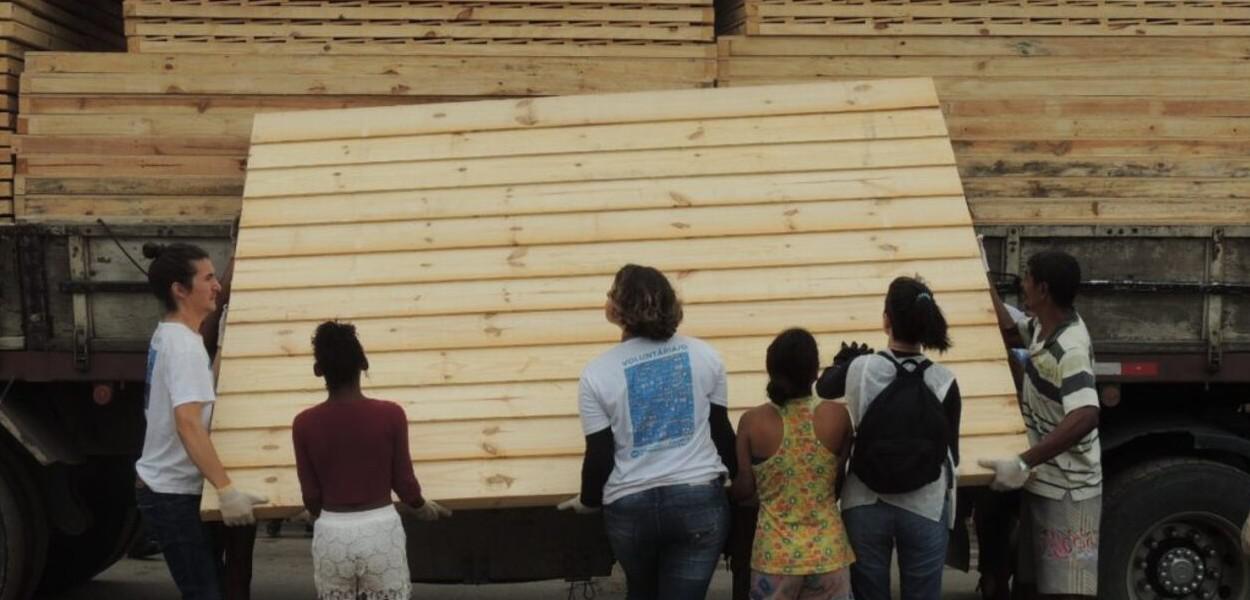 Voluntários da ONG Teto Brasil