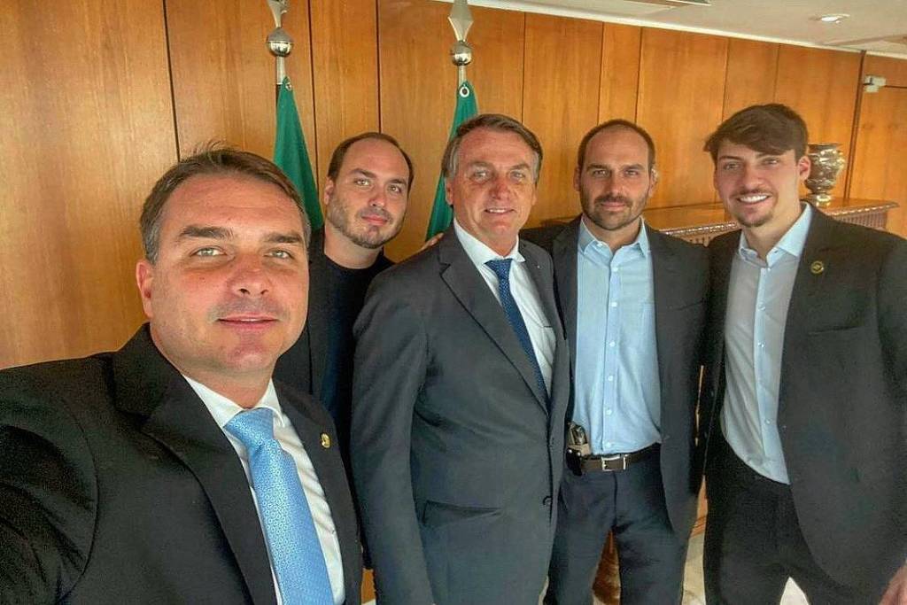 Da esq. para a dir.: Flávio, Carlos, Jair, Eduardo (armado) e Renan Bolsonaro