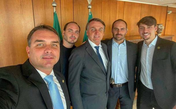 Flávio, Carlos, Jair, Eduardo (armado) e Renan. Família Bolsonaro