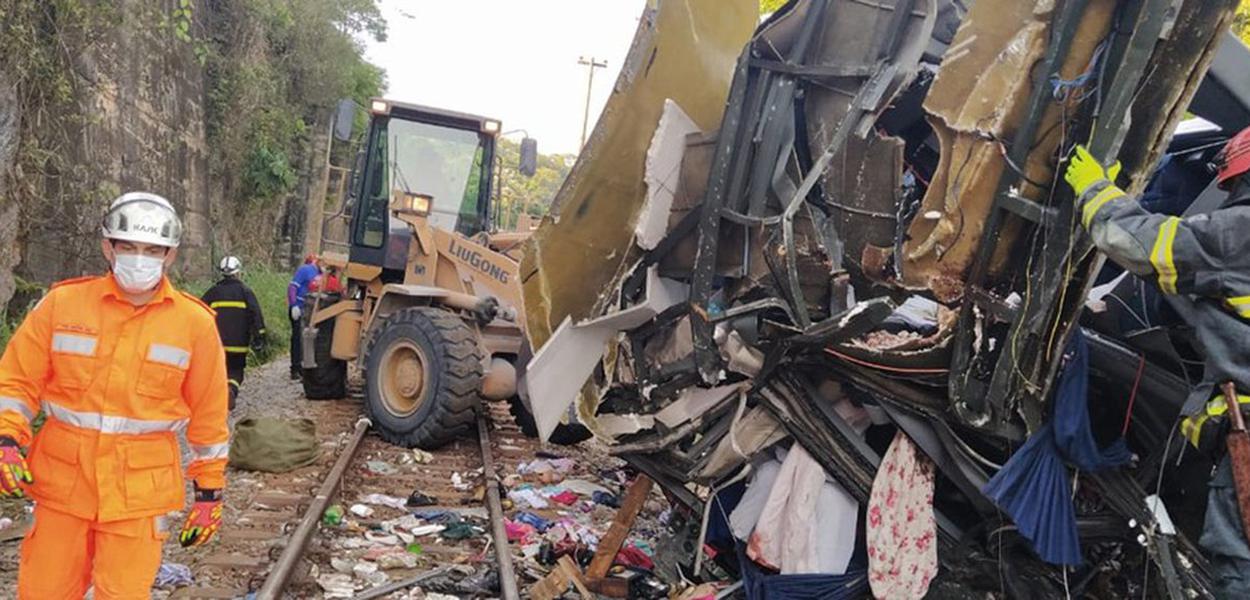 Acidente deixa mortos e feridos em Minas