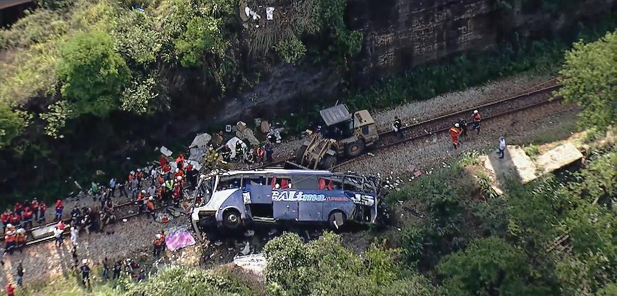 Mulher relata angústia de ter sobrevivido a acidente de ônibus em Minas