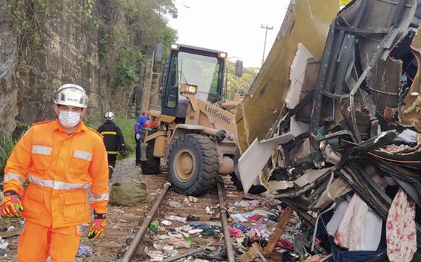 Acidente deixa mortos e feridos em Minas