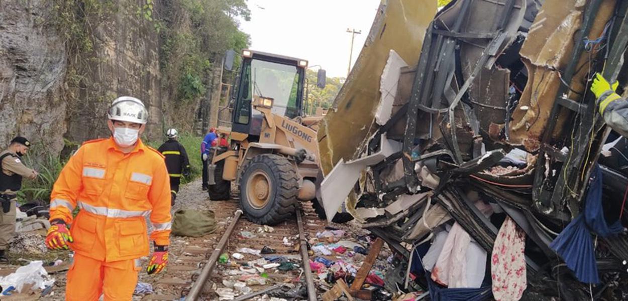 Acidente deixa mortos e feridos em Minas